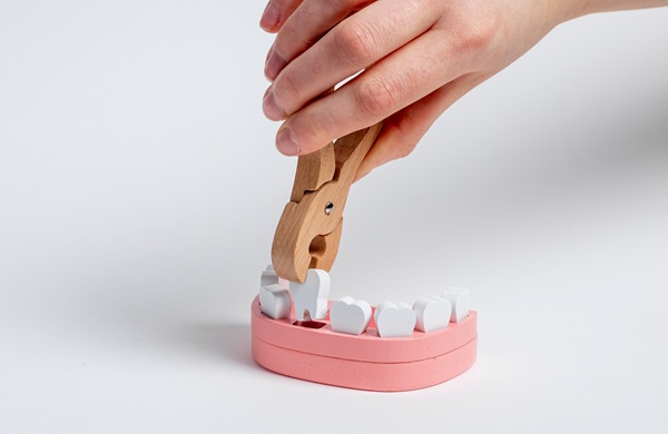 The Benefits Of Dentures After Tooth Extraction